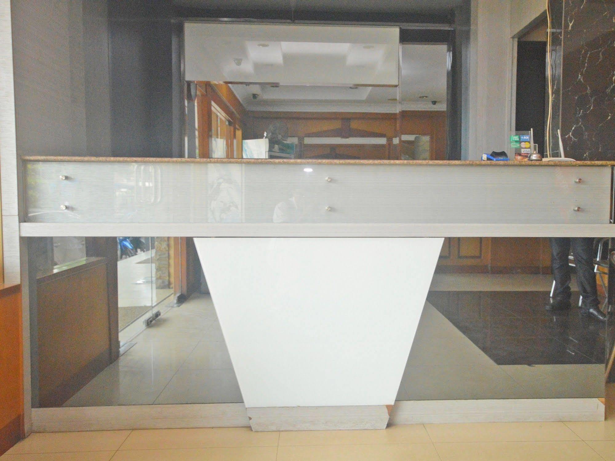 Nida Rooms Nagoya Business Center Batam Exteriör bild